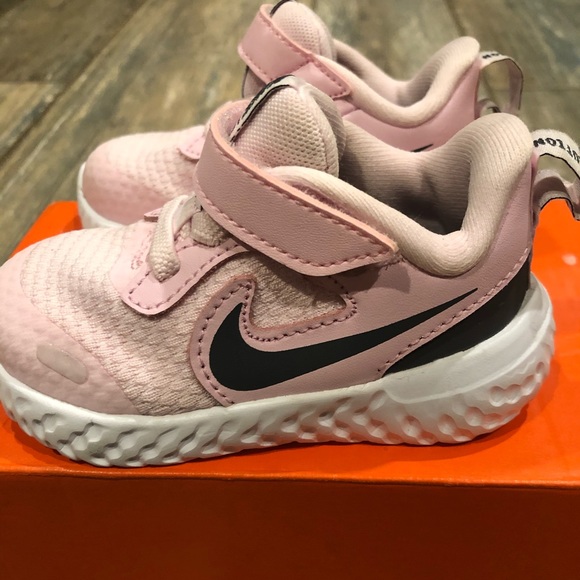 Sold -Nike // Toddler shoes - Picture 2 of 8
